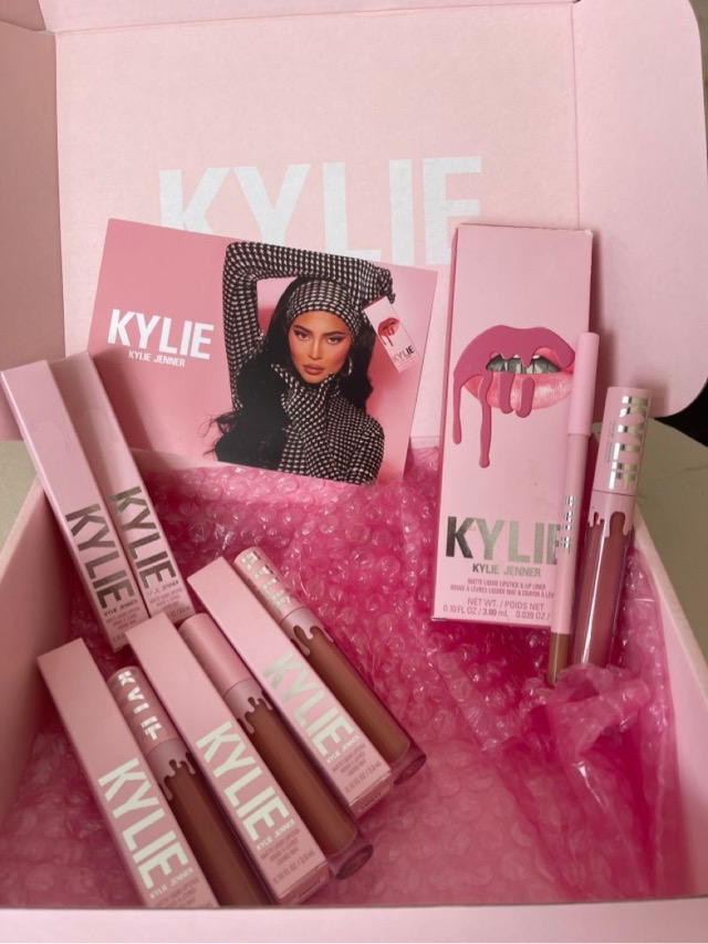 User Kylie Cosmetics package post